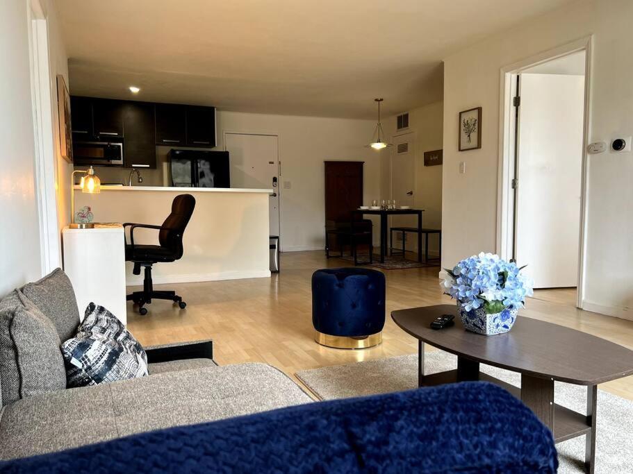 Spacious 2 Master Bedroom In Canoga Park Appartamento
