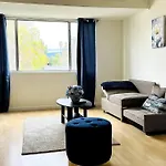 Spacious 2 Master Bedroom Apartment In Canoga Park