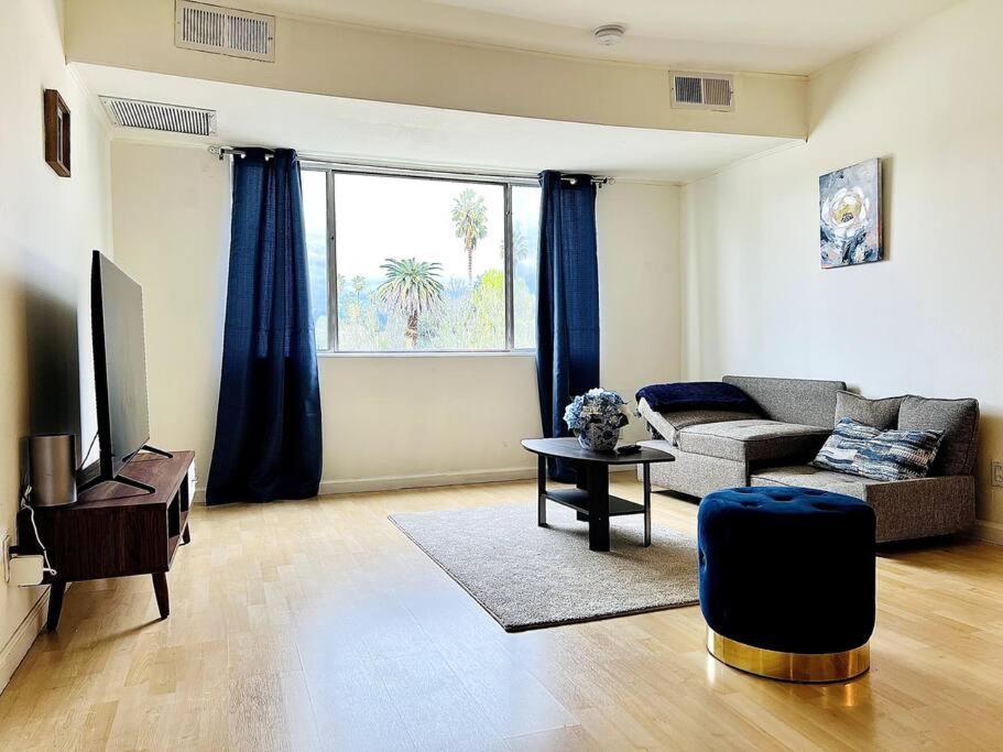Spacious 2 Master Bedroom In Canoga Park *